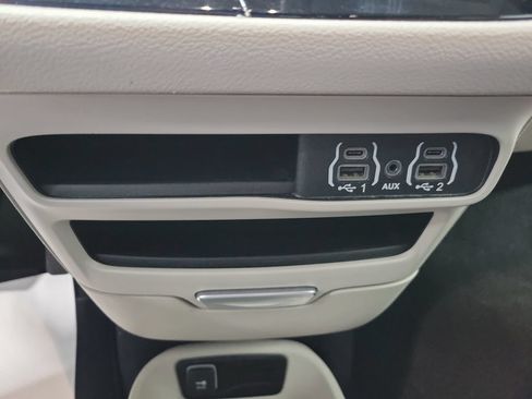 Certified 2023 Chrysler Pacifica Touring-L FWD image 40