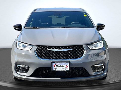 Used 2025 Chrysler Pacifica Select FWD image 3