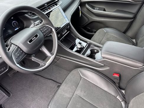 New 2025 Jeep Grand Cherokee Altitude image 11