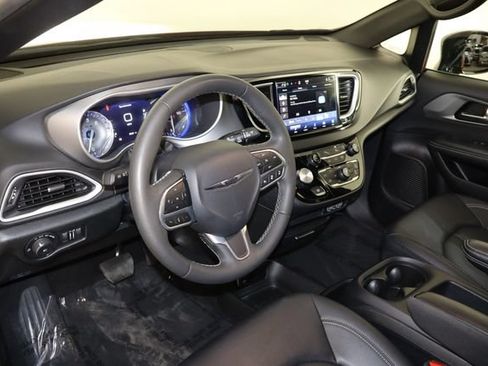 Used 2025 Chrysler Pacifica Select FWD image 27
