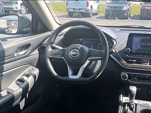 Used 2025 Nissan Altima 2.5 SV FWD image 5