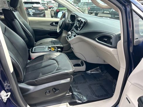 Used 2020 Chrysler Pacifica Limited image 18