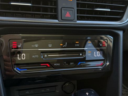 Certified 2025 Volkswagen Taos SE image 12