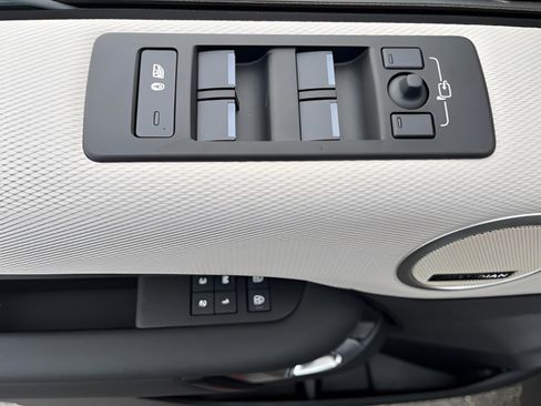 Certified 2025 Land Rover Discovery Dynamic SE image 30