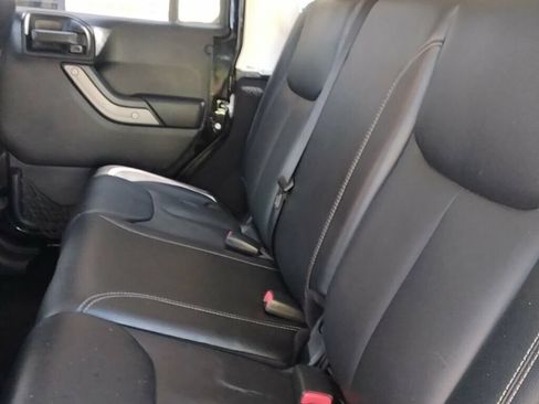 Used 2016 Jeep Wrangler Unlimited Sahara w/ Connectivity Group AWD/4WD image 8