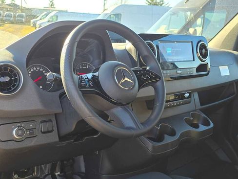 Used 2025 Mercedes-Benz Sprinter 2500 image 24