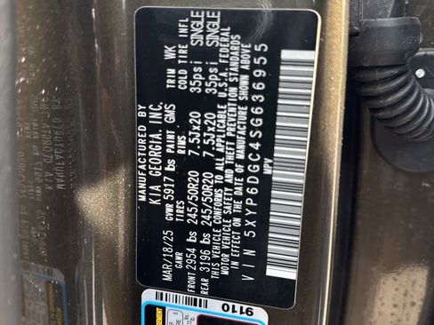 Used 2025 Kia Telluride S image 40