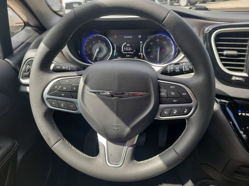 Used 2025 Chrysler Pacifica Select image 22
