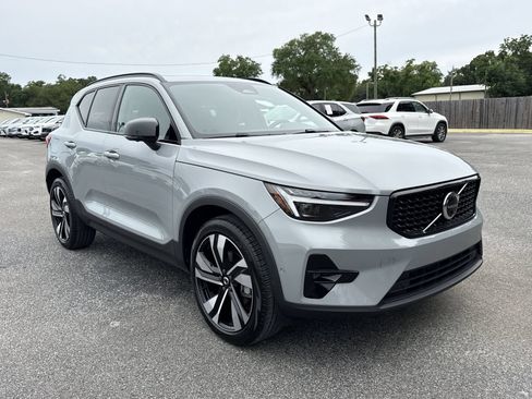 Used 2024 Volvo XC40 B5 Plus w/ Protection Package Premier AWD/4WD image 7