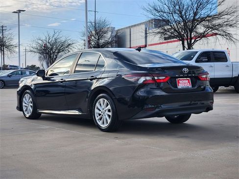 Used 2022 Toyota Camry LE image 4