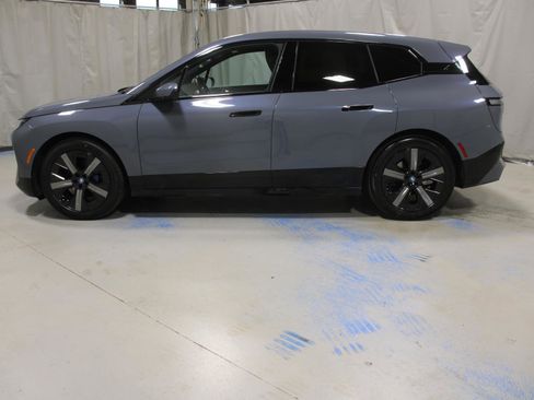 Used 2022 BMW iX xDrive50 w/ Premium Package image 5