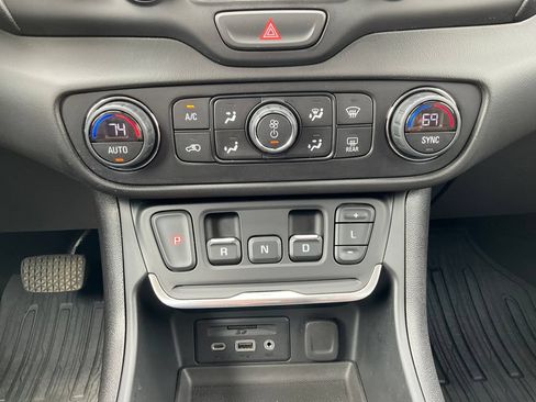 Used 2020 GMC Terrain Denali w/ Denali Premium Package AWD/4WD image 9
