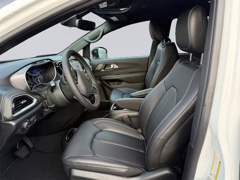 New 2026 Chrysler Pacifica Select image 10