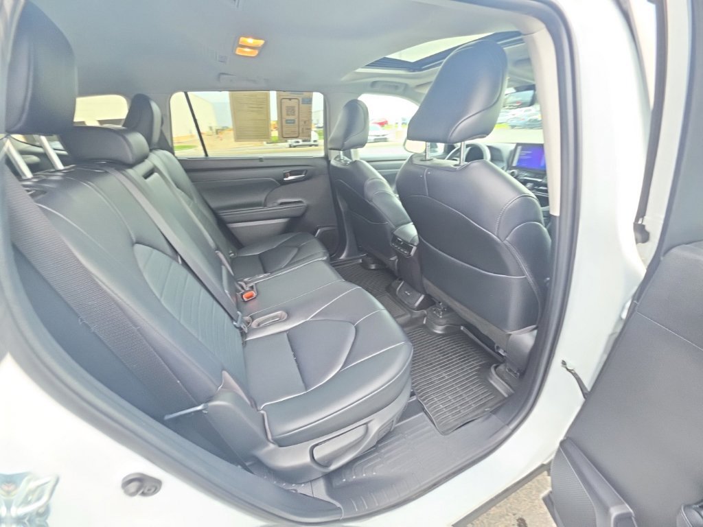 Used 2023 Toyota Highlander XLE AWD/4WD image 32