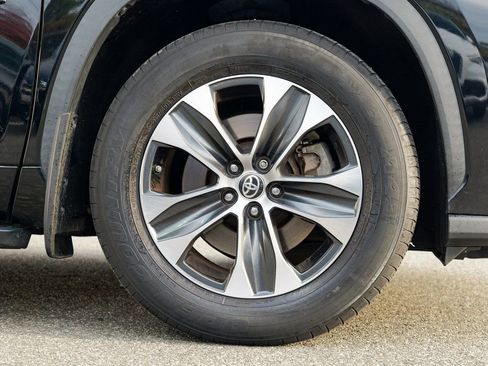 Used 2020 Toyota Highlander XLE image 10