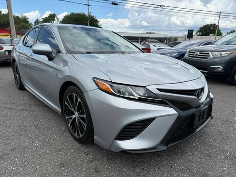 Used 2018 Toyota Camry SE FWD image 3