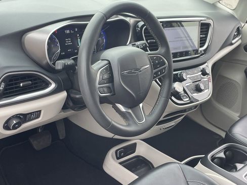 Used 2024 Chrysler Pacifica Touring-L FWD image 22