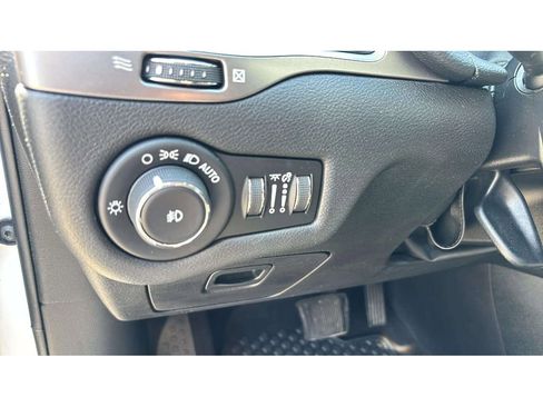 Used 2019 Jeep Cherokee Latitude Plus w/ Cold Weather Group AWD/4WD image 19