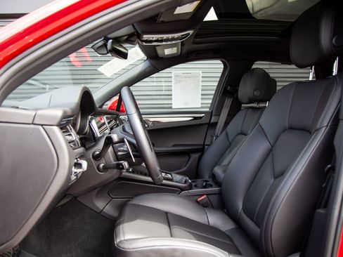 Certified 2026 Porsche Macan AWD/4WD image 5