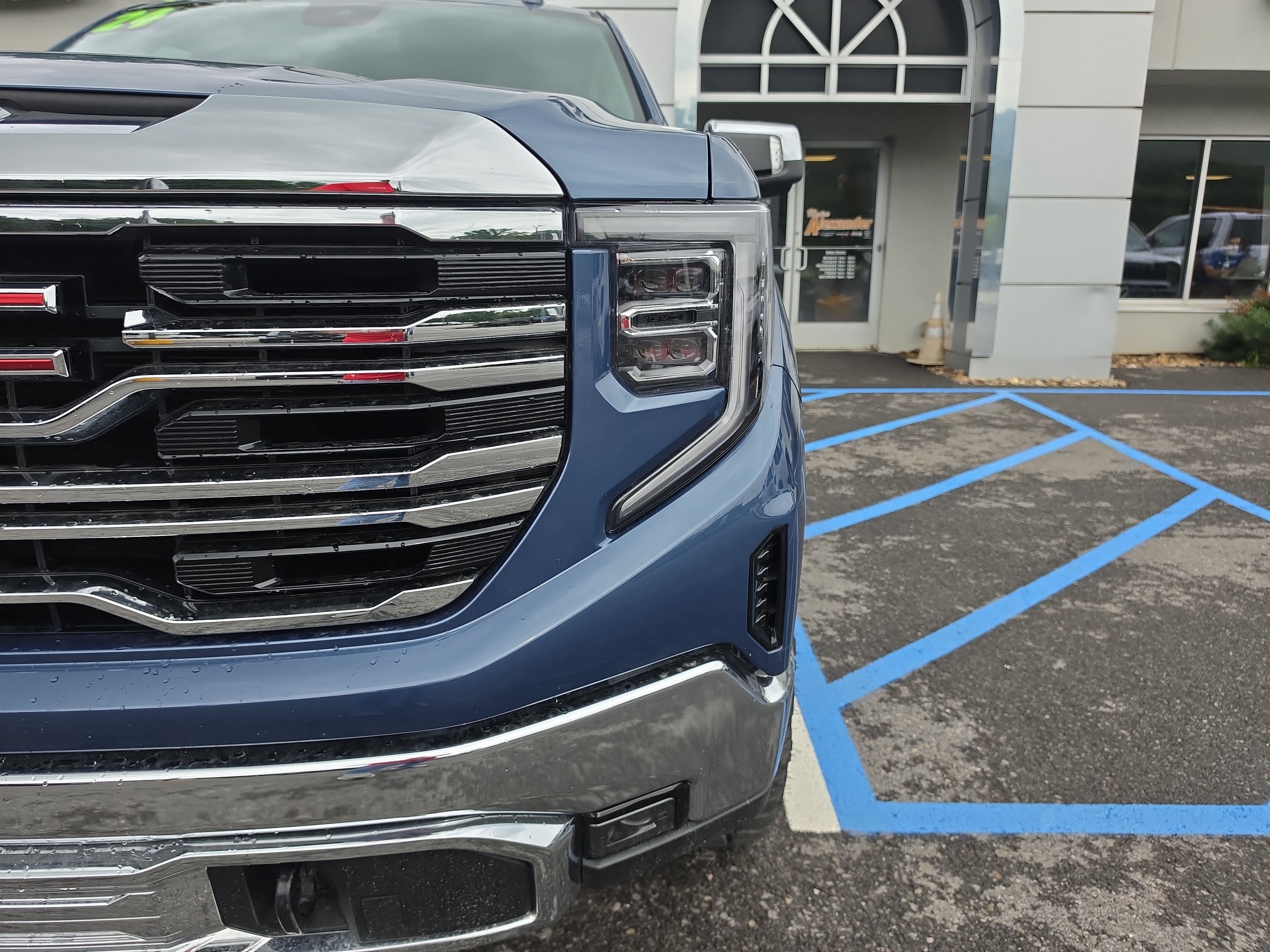 Used 2024 GMC Sierra 1500 SLT AWD/4WD image 10
