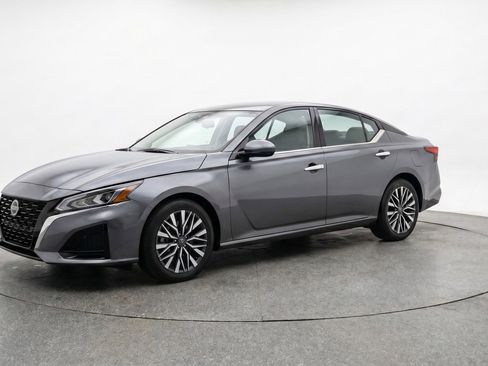 Used 2025 Nissan Altima 2.5 SV FWD image 3