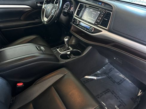 Used 2018 Toyota Highlander XLE w/ Carpet Mat Package (TMS) FWD image 16