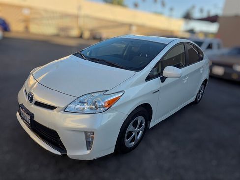 Used 2015 Toyota Prius Two FWD image 1