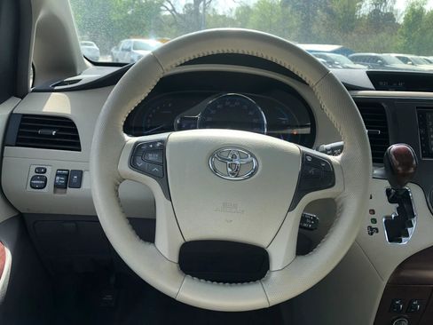 Used 2012 Toyota Sienna XLE image 25
