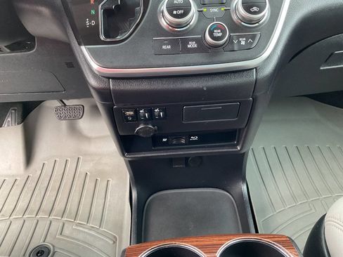 Used 2015 Toyota Sienna AWD image 24