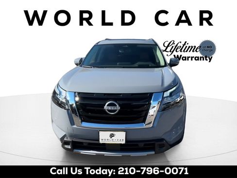 Used 2025 Nissan Pathfinder Platinum image 3
