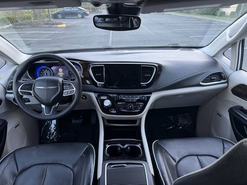 Used 2022 Chrysler Pacifica Limited FWD image 15