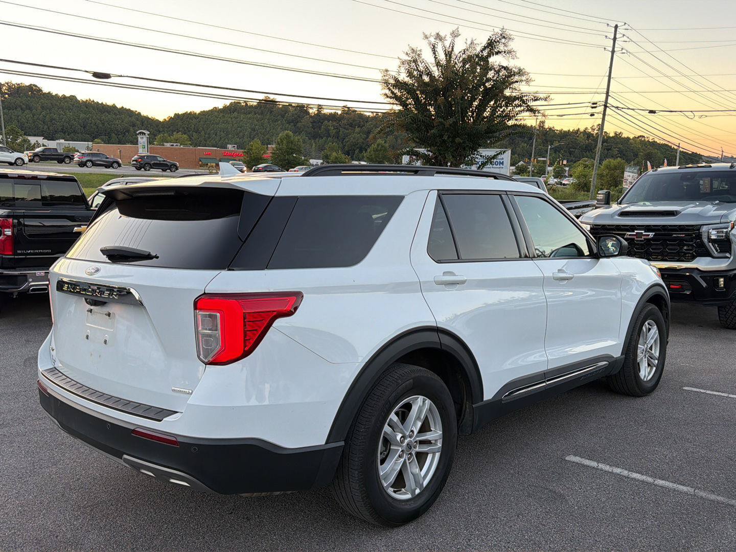 Used 2020 Ford Explorer XLT w/ Equipment Group 202A RWD image 3