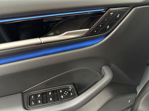 Certified 2025 Porsche Macan 4S Electric AWD/4WD image 35