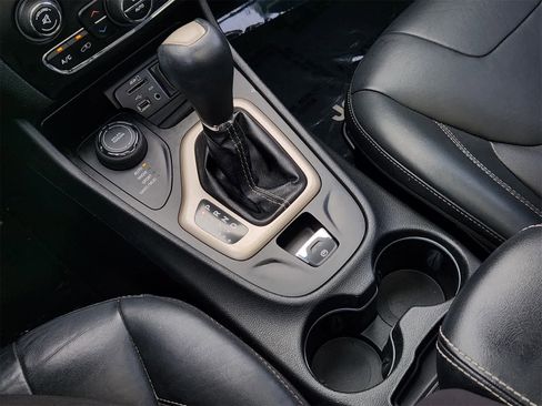 Used 2016 Jeep Cherokee Limited image 19