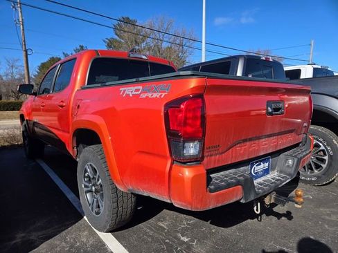 Used 2018 Toyota Tacoma TRD Sport image 3