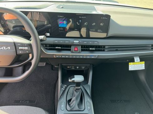 New 2025 Kia K4 LXS image 17