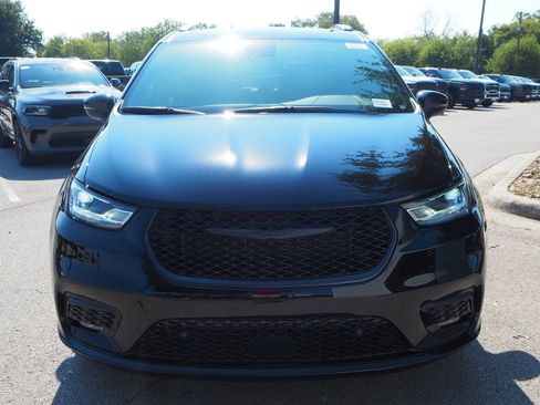 New 2026 Chrysler Pacifica Limited w/ Uconnect Theater Family Group image 2