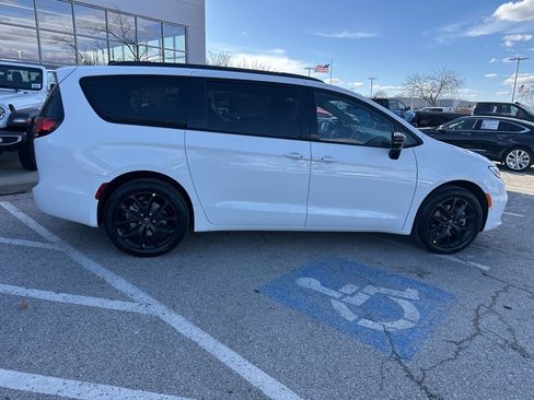 New 2026 Chrysler Pacifica Limited image 37