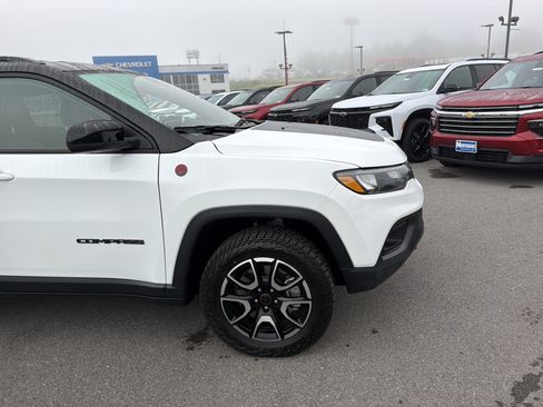 Used 2025 Jeep Compass Trailhawk AWD/4WD image 4