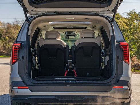 Used 2025 Kia Carnival SX Prestige image 22