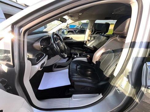 Used 2018 Chrysler Pacifica Touring-L w/ Tire & Wheel Group FWD image 14