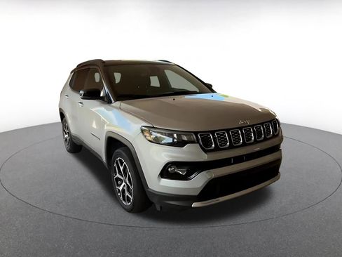 Used 2025 Jeep Compass Limited AWD/4WD image 3