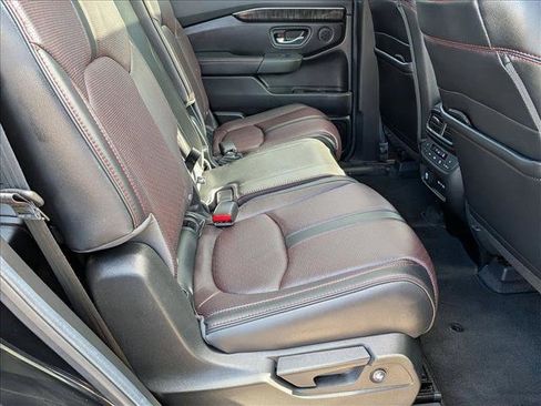 Used 2025 Honda Pilot Black Edition image 23