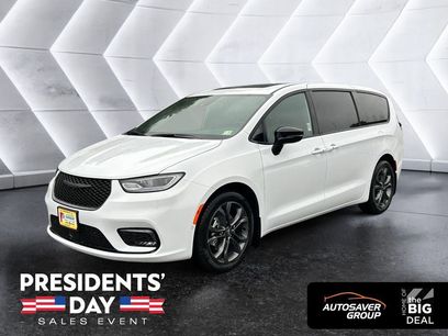 New 2026 Chrysler Pacifica Select