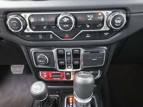 Used 2025 Jeep Gladiator Mojave w/ Convenience Group image 28