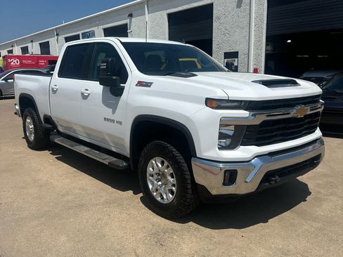 Used 2025 Chevrolet Silverado 2500 LT AWD/4WD image 4