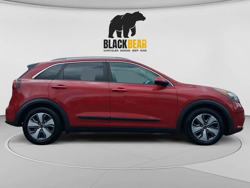 Used 2018 Kia Niro LX FWD image 2