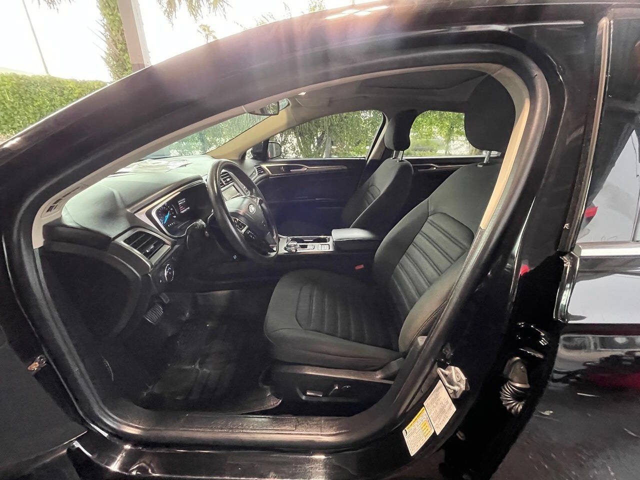 Used 2019 Ford Fusion SE FWD image 12