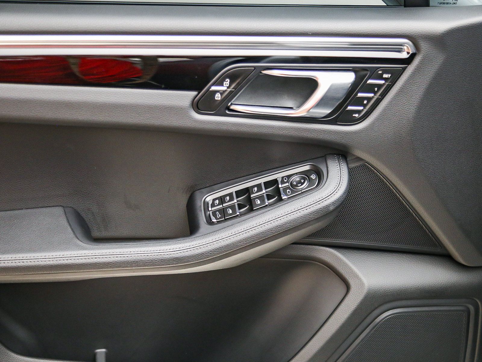 Certified 2025 Porsche Macan AWD/4WD image 28