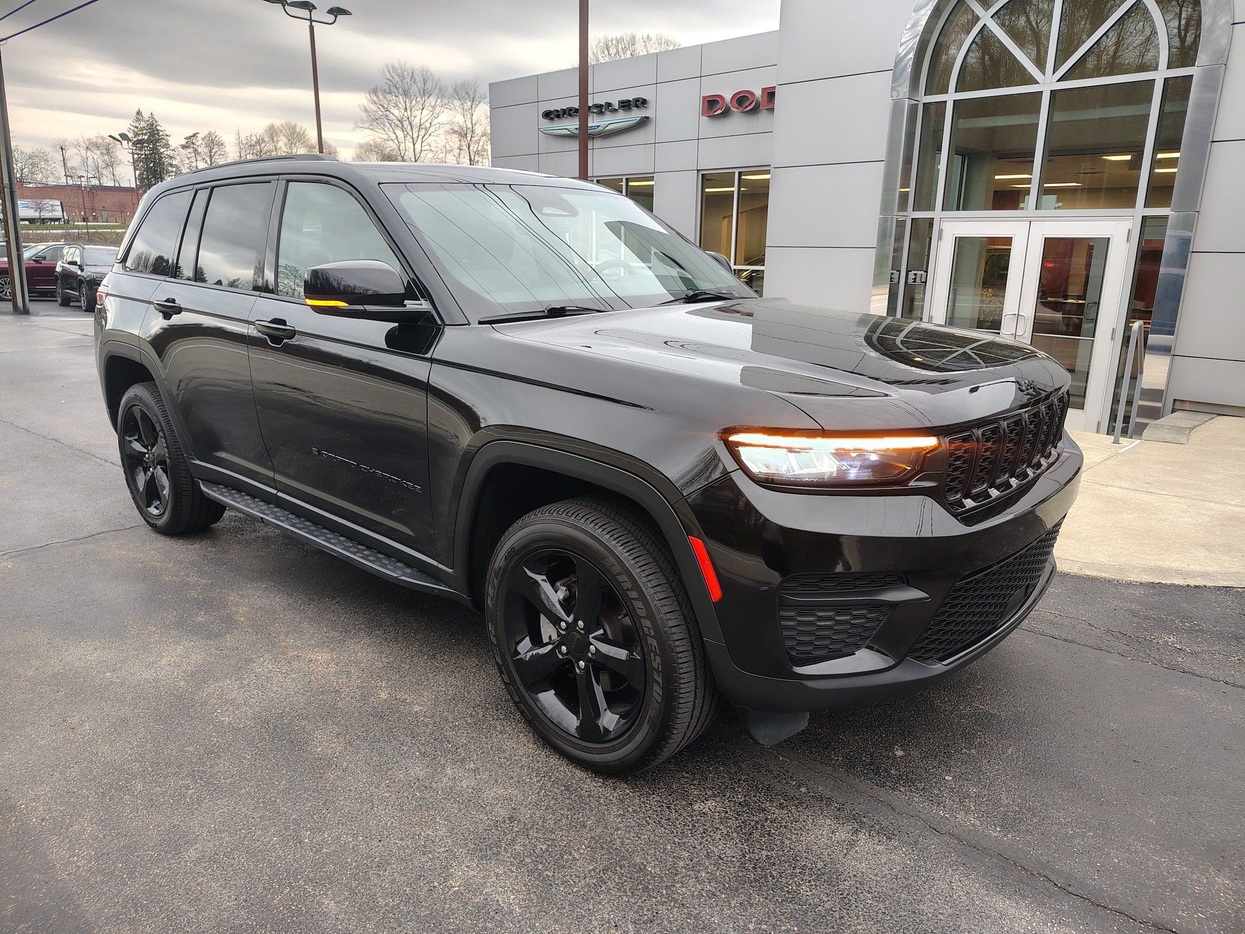 Certified 2024 Jeep Grand Cherokee Altitude AWD/4WD image 2